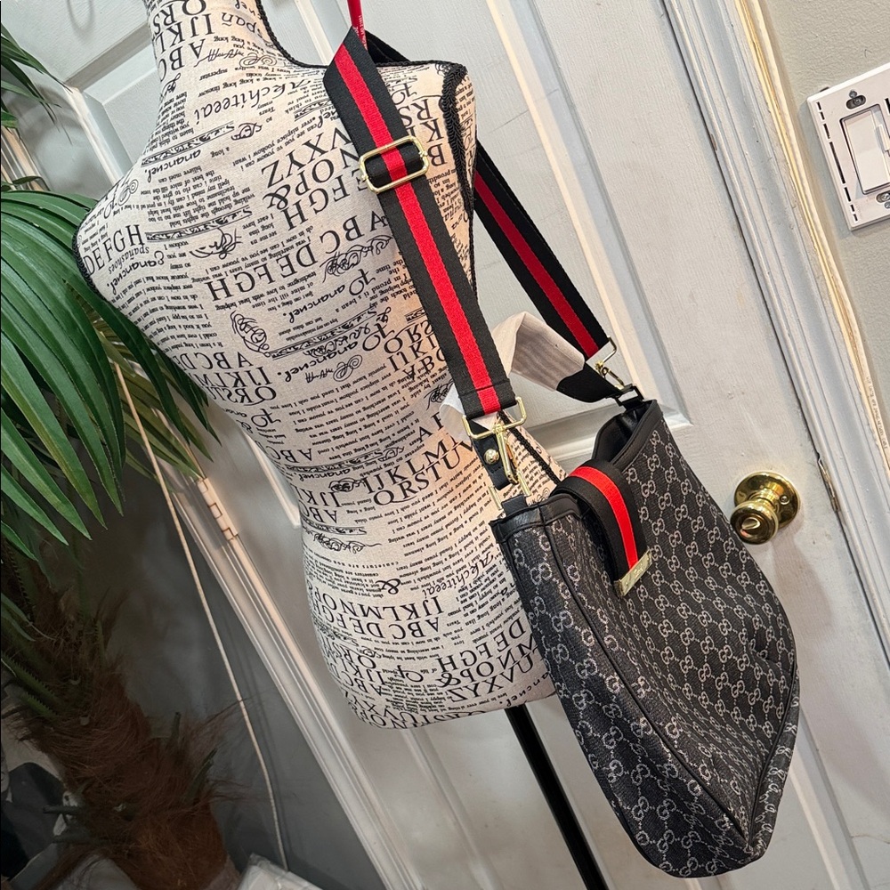 Elegant Black and Red Patterned Shoulder‎ Bag
